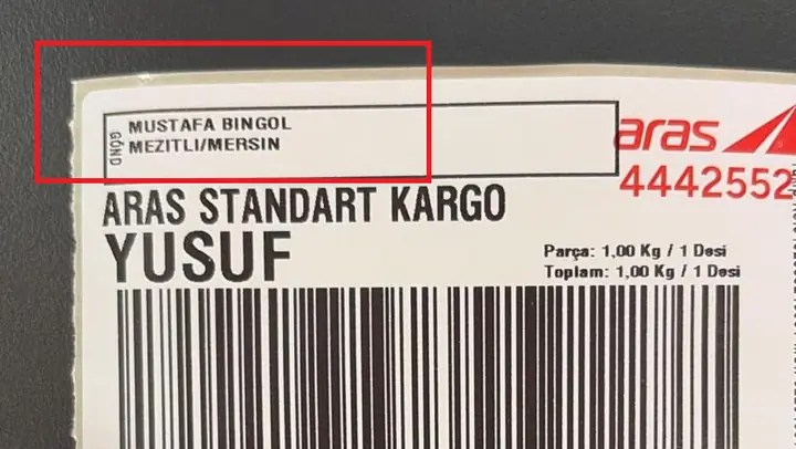 Gizli kargo etiketi örneği — gönderici kısmında yalnızca kişi adı yazıyor, firma ve ürün bilgisi bulunmuyor